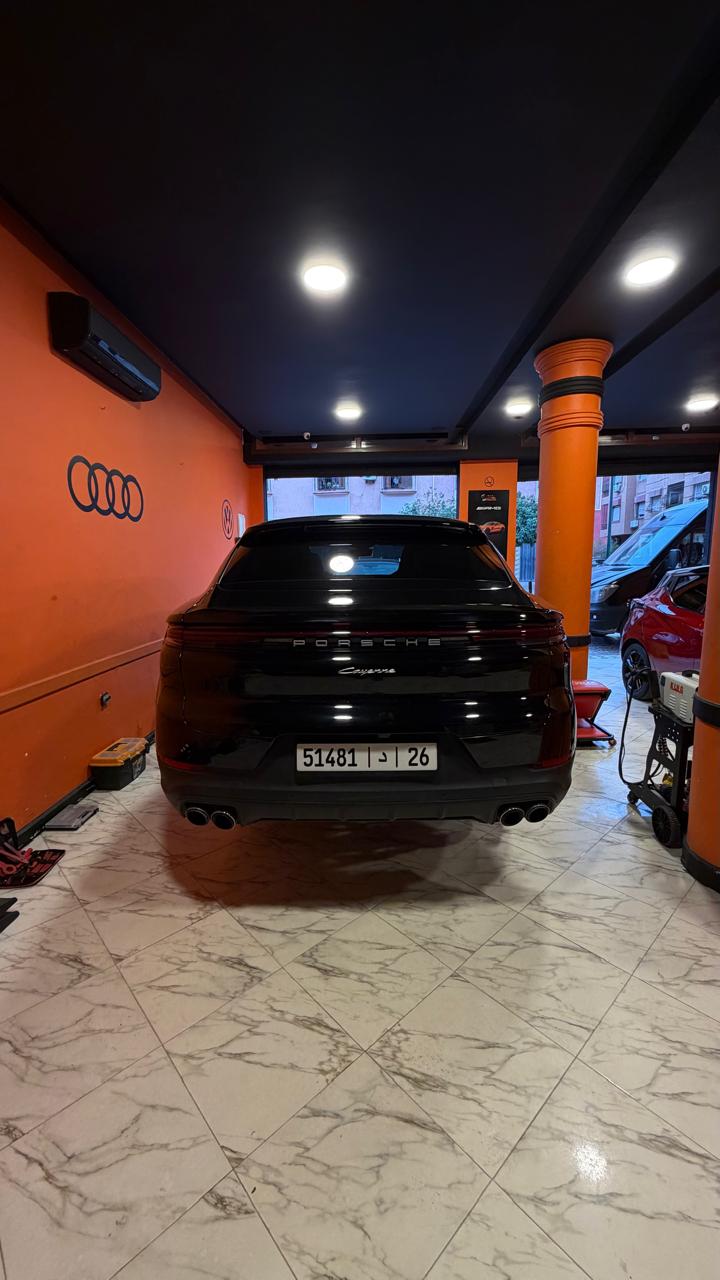 Vue arrière d’un SUV à l’atelier — Dip Master, Marrakech