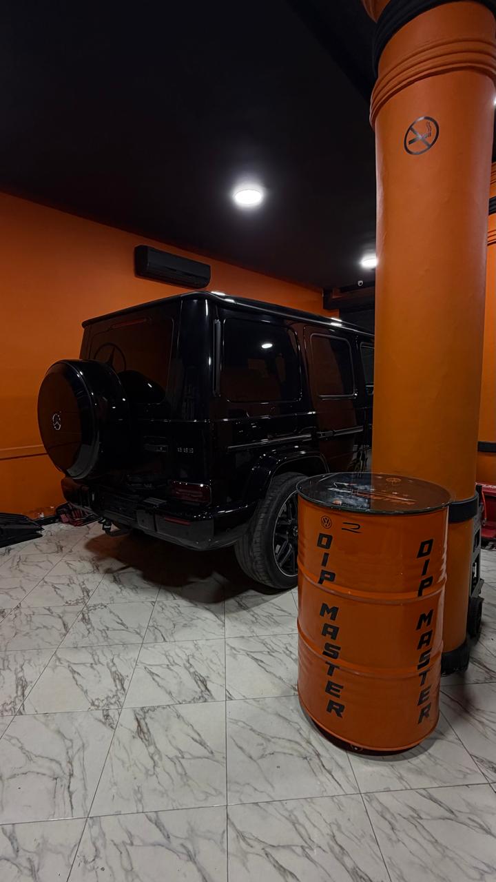 Tout-terrain noir à l’atelier — Dip Master, Marrakech