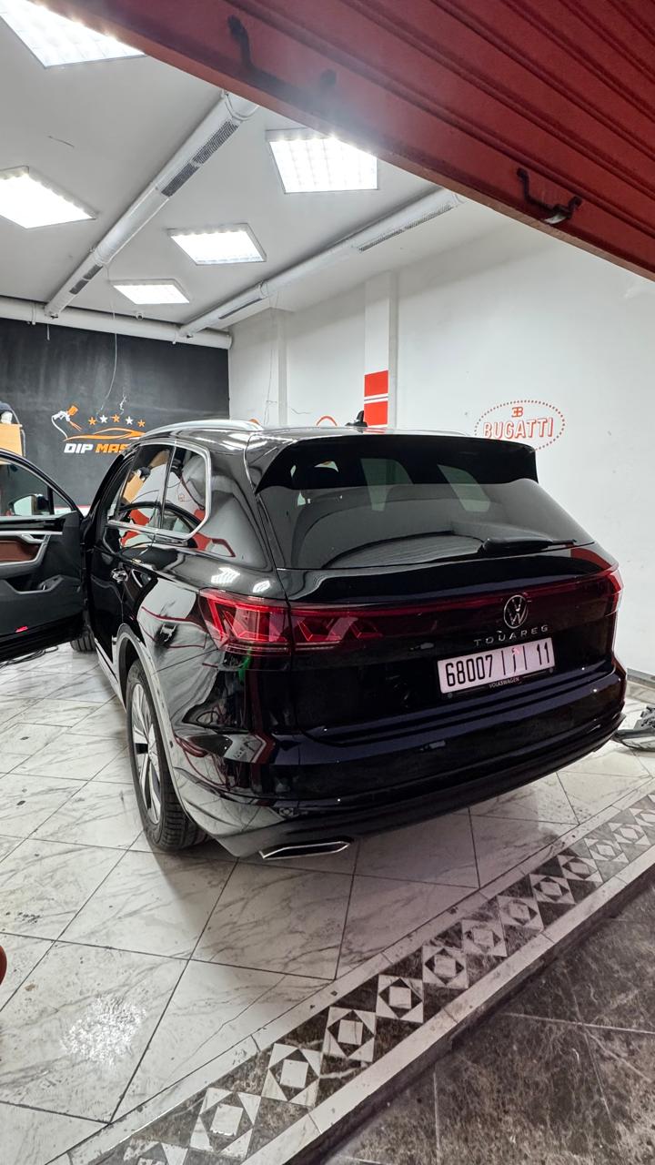 Volkswagen Touareg dans la baie de travail de Dip Master