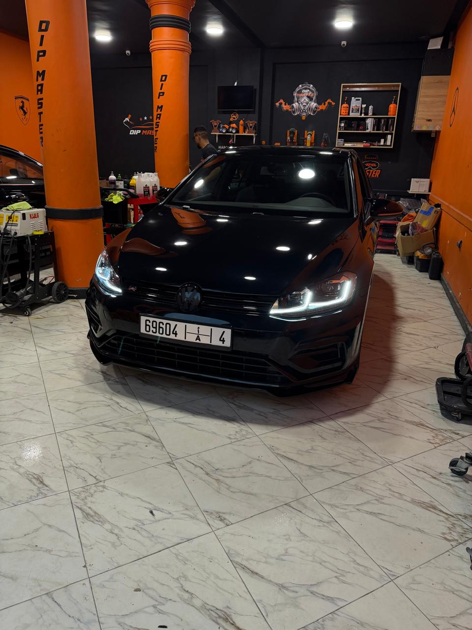 Volkswagen Golf 7.5 R-Line noire, vue de face dans l’atelier Dip Master à Marrakech