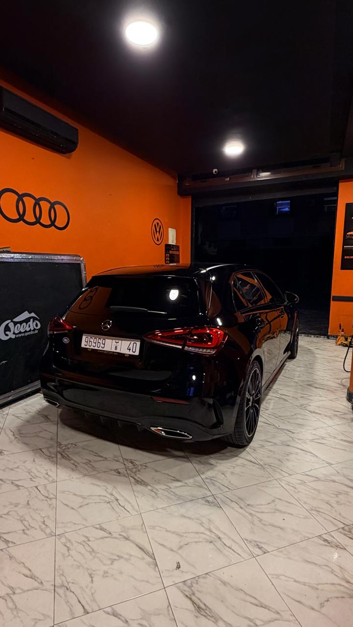 Mercedes noire dans l’atelier Dip Master à Marrakech